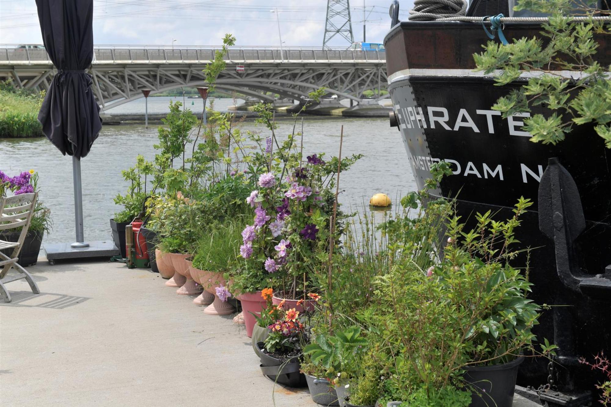 Hotel Euphrate Houseboat Ámsterdam Exterior foto